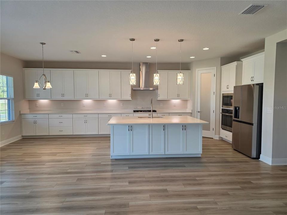 For Rent: $3,500 (5 beds, 4 baths, 3573 Square Feet)