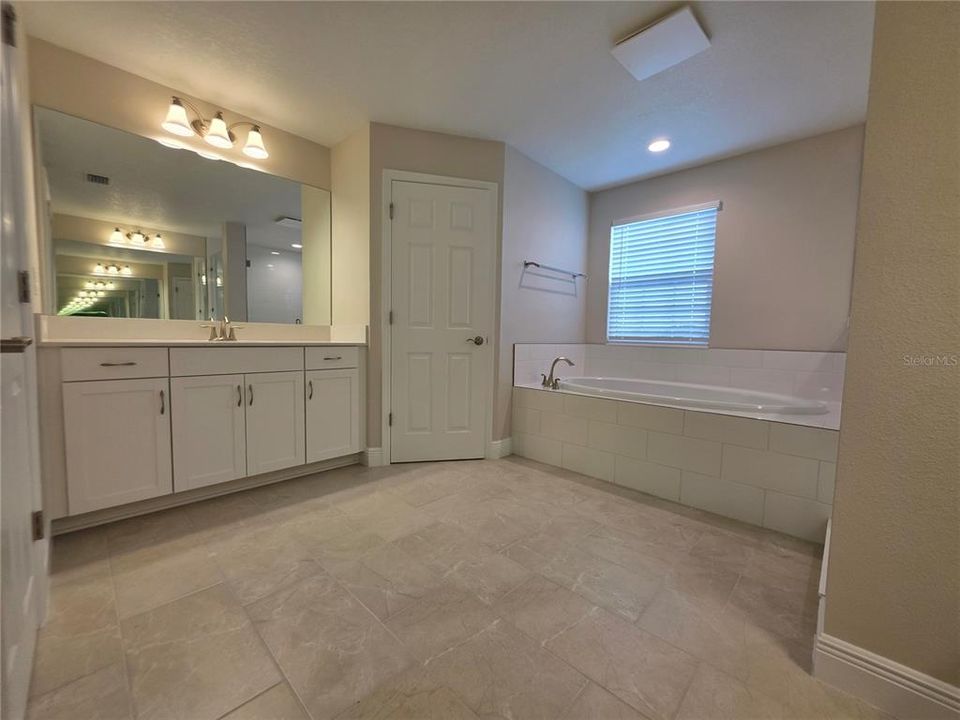 For Rent: $3,500 (5 beds, 4 baths, 3573 Square Feet)