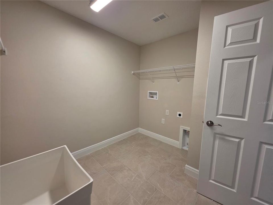 For Rent: $3,500 (5 beds, 4 baths, 3573 Square Feet)