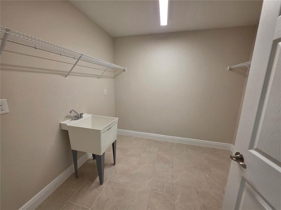 For Rent: $3,500 (5 beds, 4 baths, 3573 Square Feet)