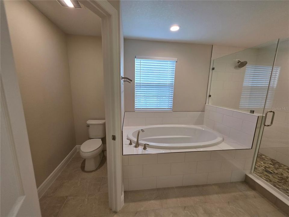 For Rent: $3,500 (5 beds, 4 baths, 3573 Square Feet)