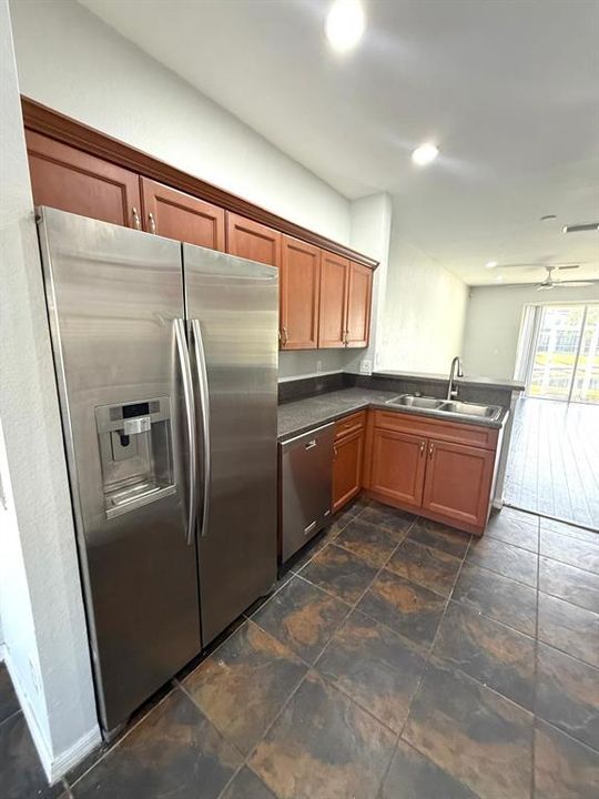 待售: $225,000 (2 贝兹, 2 浴室, 1328 平方英尺)