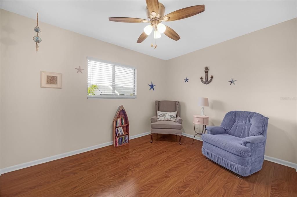 На продажу: $298,000 (2 спален, 2 ванн, 1100 Квадратных фут)