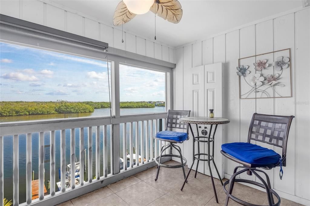 На продажу: $298,000 (2 спален, 2 ванн, 1100 Квадратных фут)