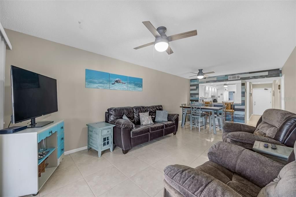 На продажу: $298,000 (2 спален, 2 ванн, 1100 Квадратных фут)