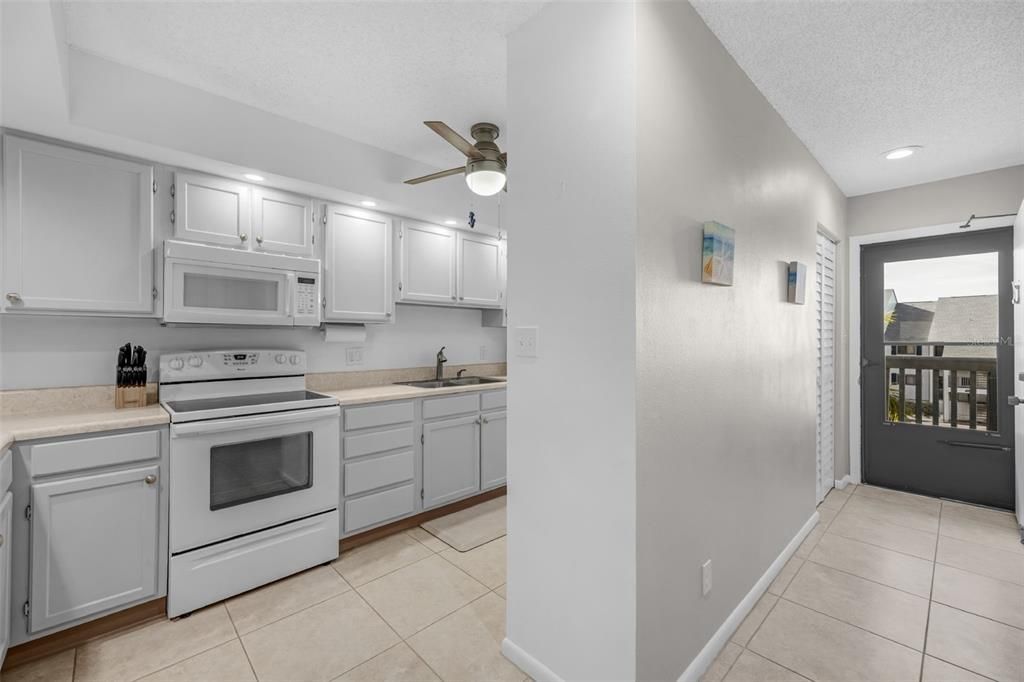 На продажу: $298,000 (2 спален, 2 ванн, 1100 Квадратных фут)