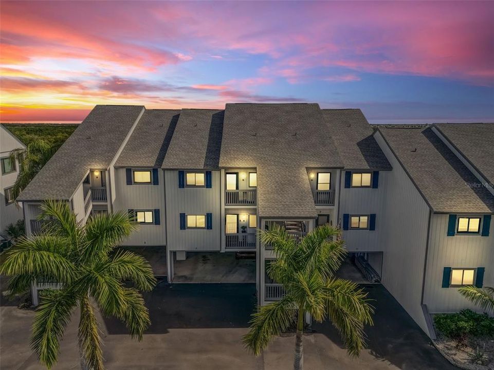 На продажу: $298,000 (2 спален, 2 ванн, 1100 Квадратных фут)