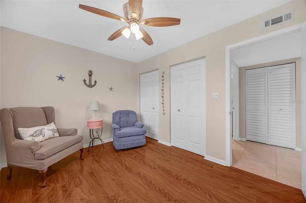 На продажу: $298,000 (2 спален, 2 ванн, 1100 Квадратных фут)