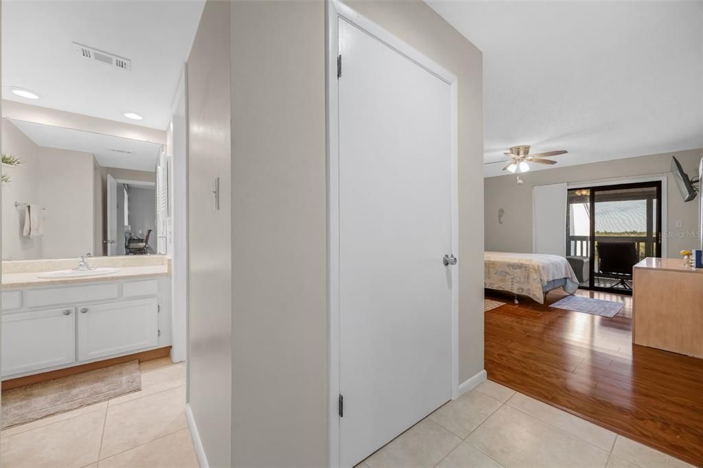 На продажу: $298,000 (2 спален, 2 ванн, 1100 Квадратных фут)