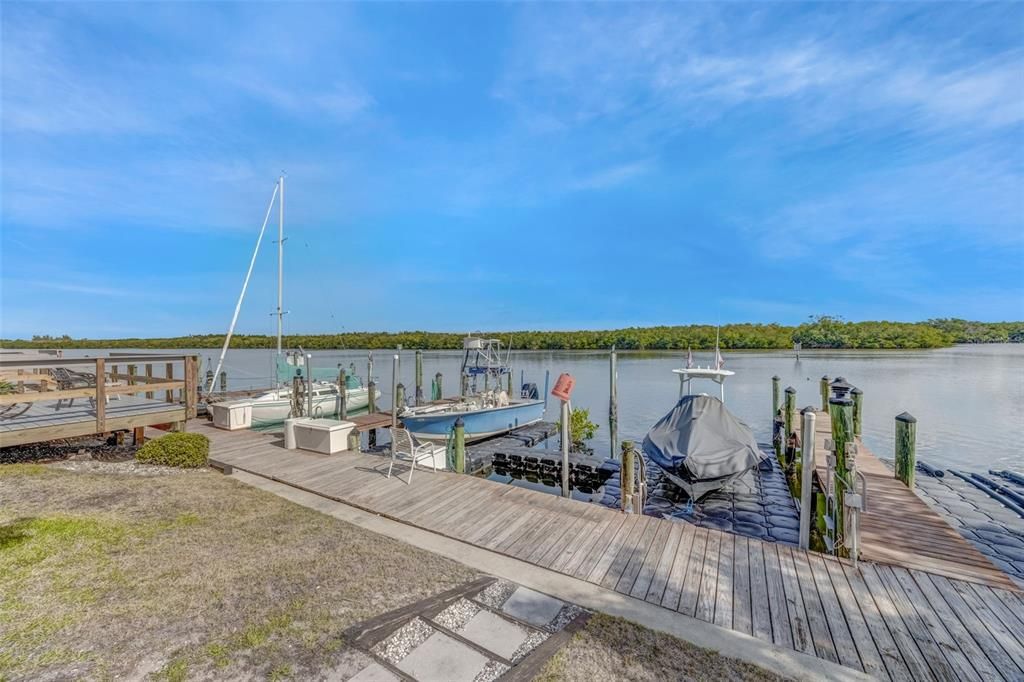 На продажу: $298,000 (2 спален, 2 ванн, 1100 Квадратных фут)