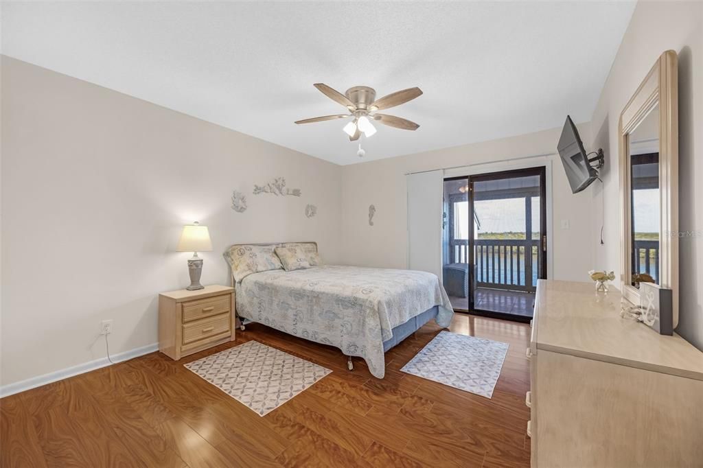 На продажу: $298,000 (2 спален, 2 ванн, 1100 Квадратных фут)