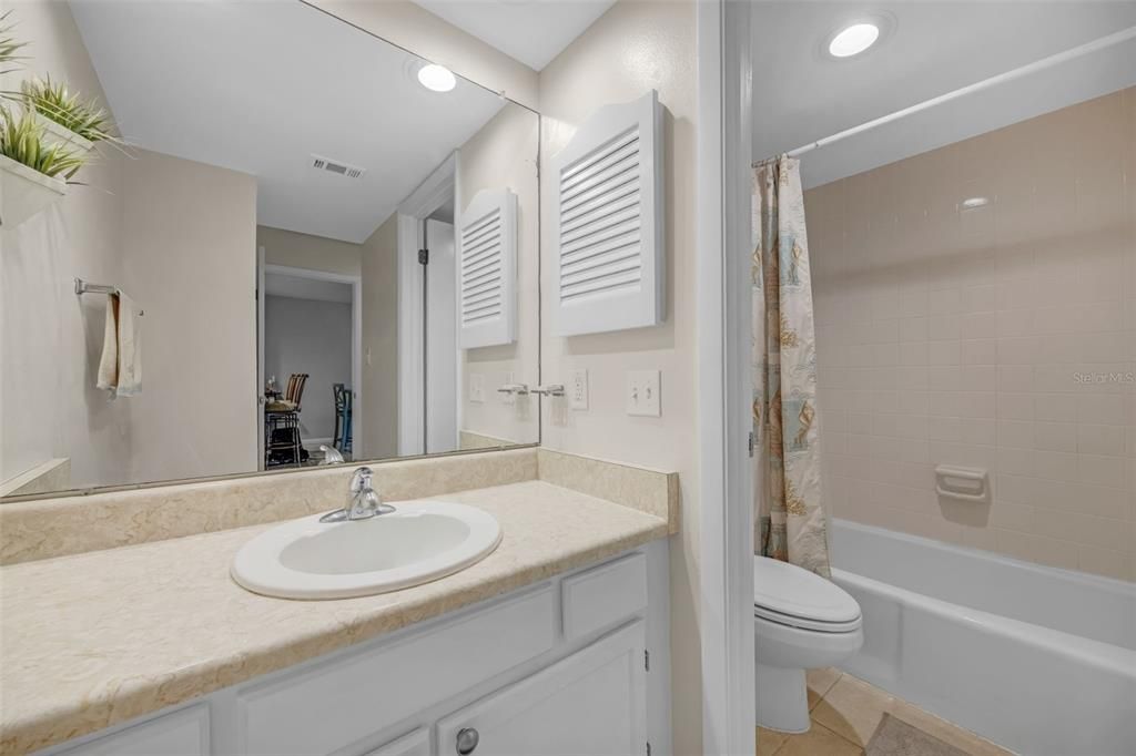 На продажу: $298,000 (2 спален, 2 ванн, 1100 Квадратных фут)