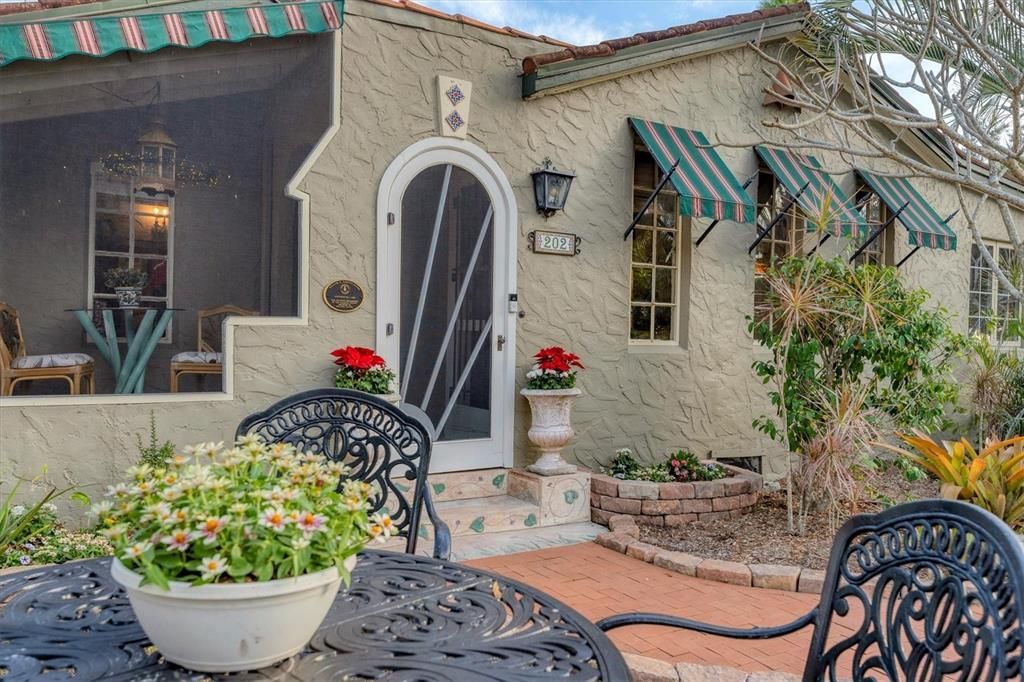 待售: $774,000 (4 贝兹, 2 浴室, 2033 平方英尺)