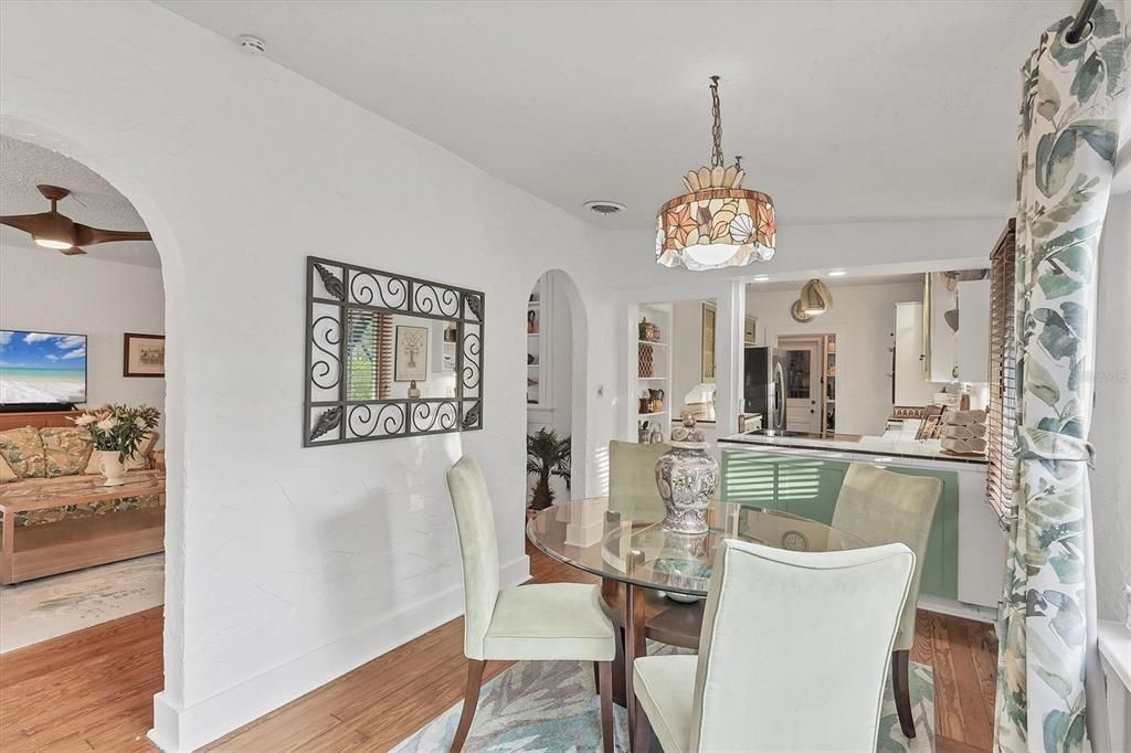 待售: $774,000 (4 贝兹, 2 浴室, 2033 平方英尺)