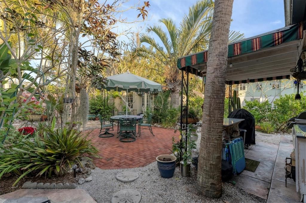 待售: $774,000 (4 贝兹, 2 浴室, 2033 平方英尺)