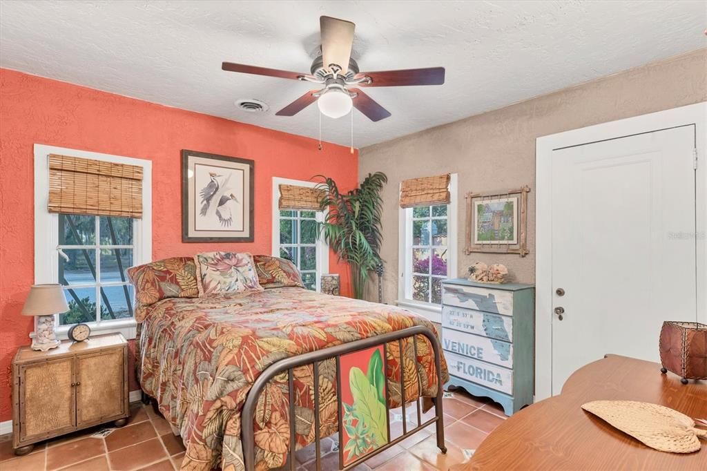 待售: $774,000 (4 贝兹, 2 浴室, 2033 平方英尺)