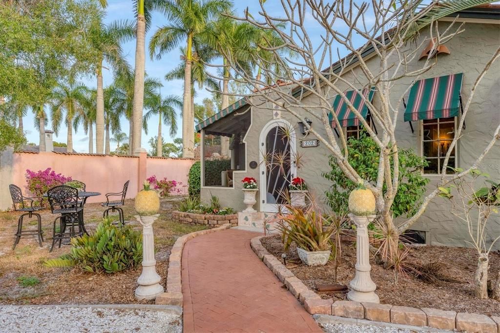 待售: $774,000 (4 贝兹, 2 浴室, 2033 平方英尺)