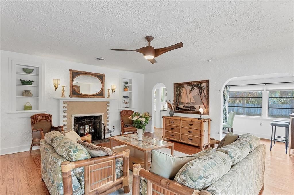 待售: $774,000 (4 贝兹, 2 浴室, 2033 平方英尺)