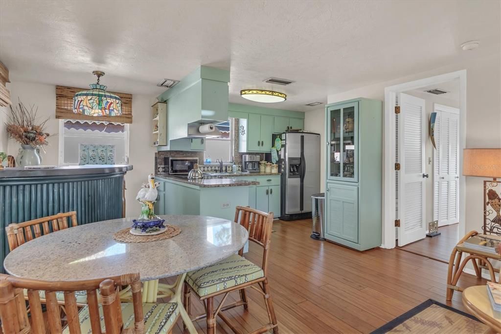 待售: $774,000 (4 贝兹, 2 浴室, 2033 平方英尺)