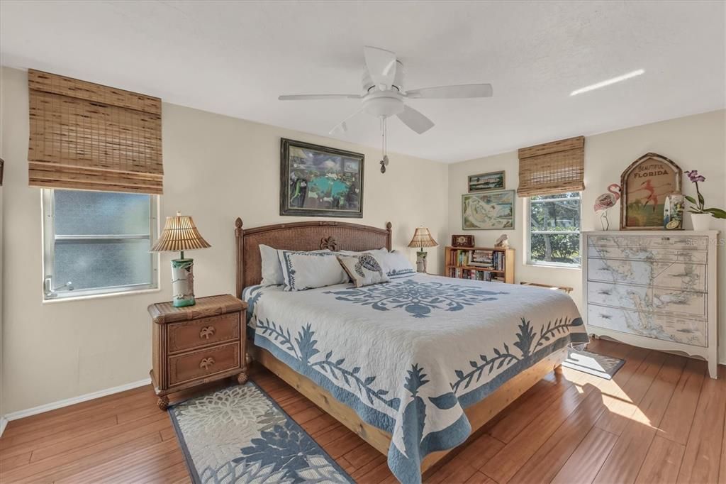 待售: $774,000 (4 贝兹, 2 浴室, 2033 平方英尺)