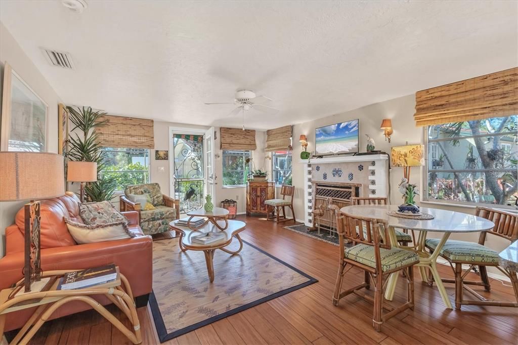 待售: $774,000 (4 贝兹, 2 浴室, 2033 平方英尺)