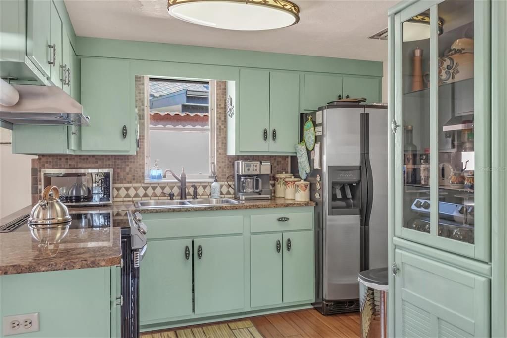 待售: $774,000 (4 贝兹, 2 浴室, 2033 平方英尺)