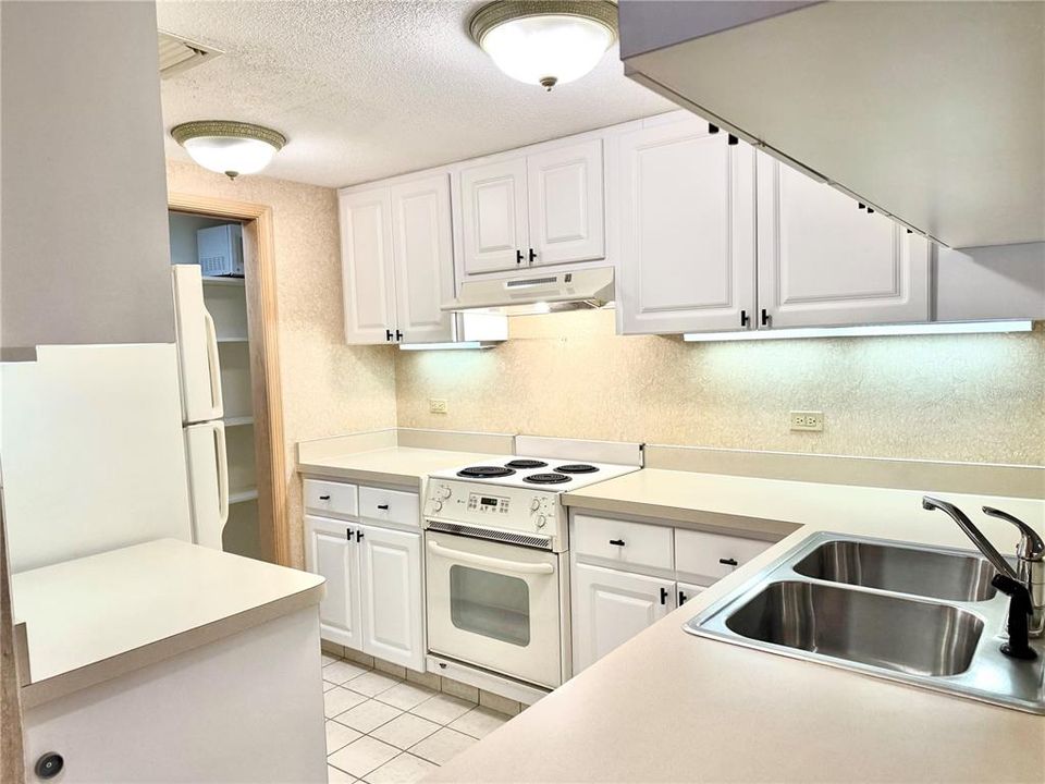 For Rent: $1,800 (1 beds, 1 baths, 825 Square Feet)