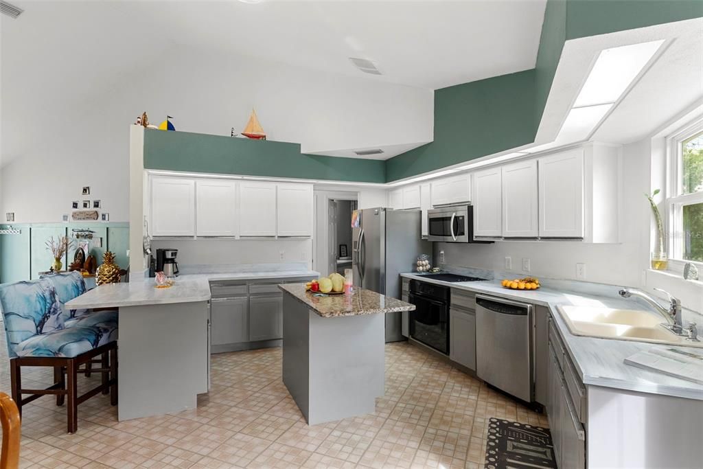 For Sale: $288,935 (2 beds, 2 baths, 1560 Square Feet)