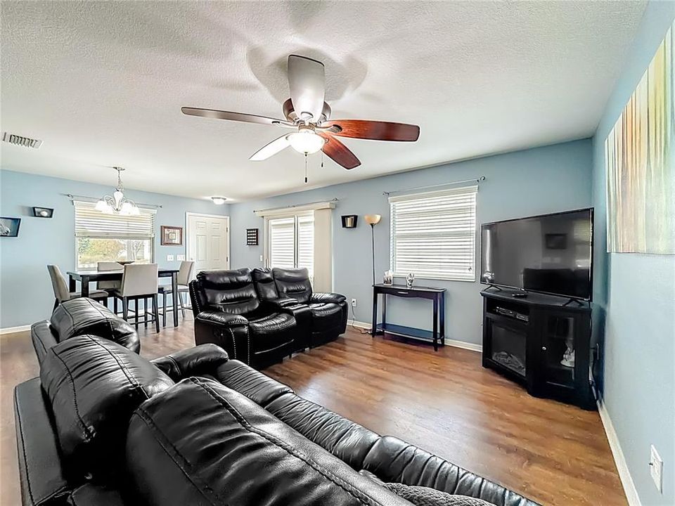 En Venta: $295,000 (2 camas, 2 baños, 1156 Pies cuadrados)