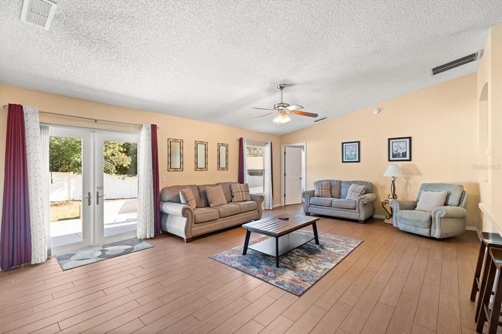 En Venta: $359,900 (3 camas, 2 baños, 2020 Pies cuadrados)