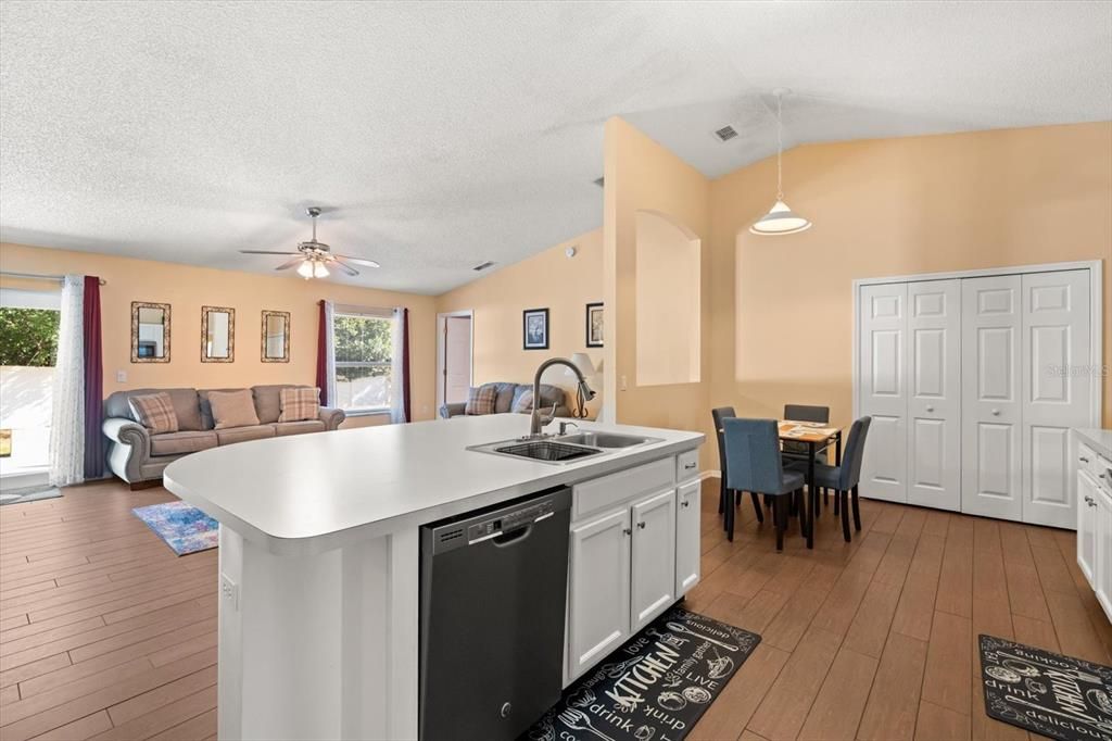 En Venta: $359,900 (3 camas, 2 baños, 2020 Pies cuadrados)