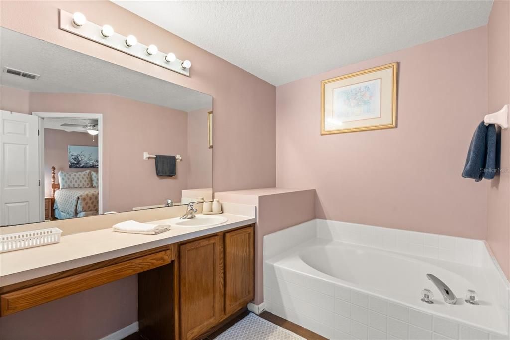 En Venta: $359,900 (3 camas, 2 baños, 2020 Pies cuadrados)