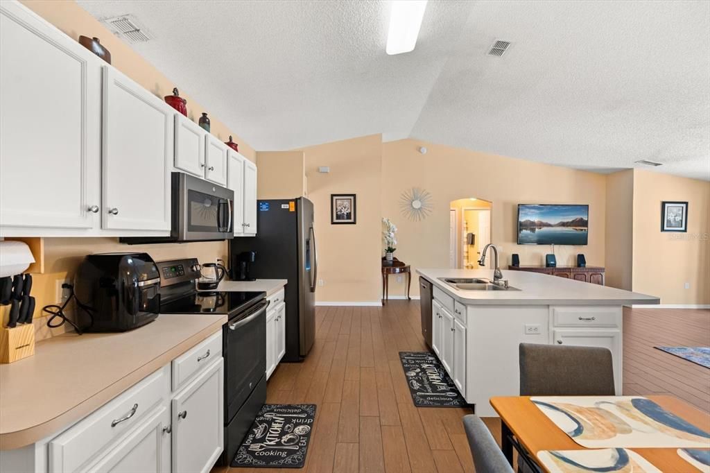 En Venta: $359,900 (3 camas, 2 baños, 2020 Pies cuadrados)