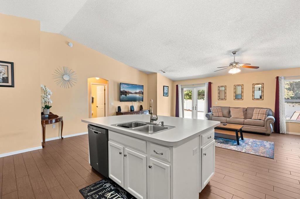 En Venta: $359,900 (3 camas, 2 baños, 2020 Pies cuadrados)