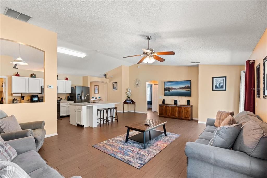 En Venta: $359,900 (3 camas, 2 baños, 2020 Pies cuadrados)