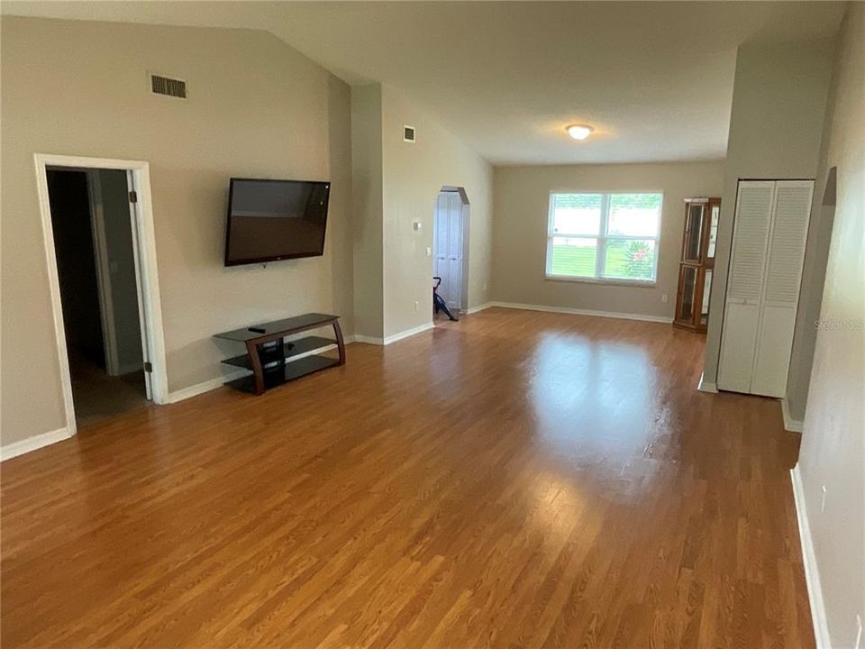 En Venta: $285,000 (3 camas, 2 baños, 1566 Pies cuadrados)