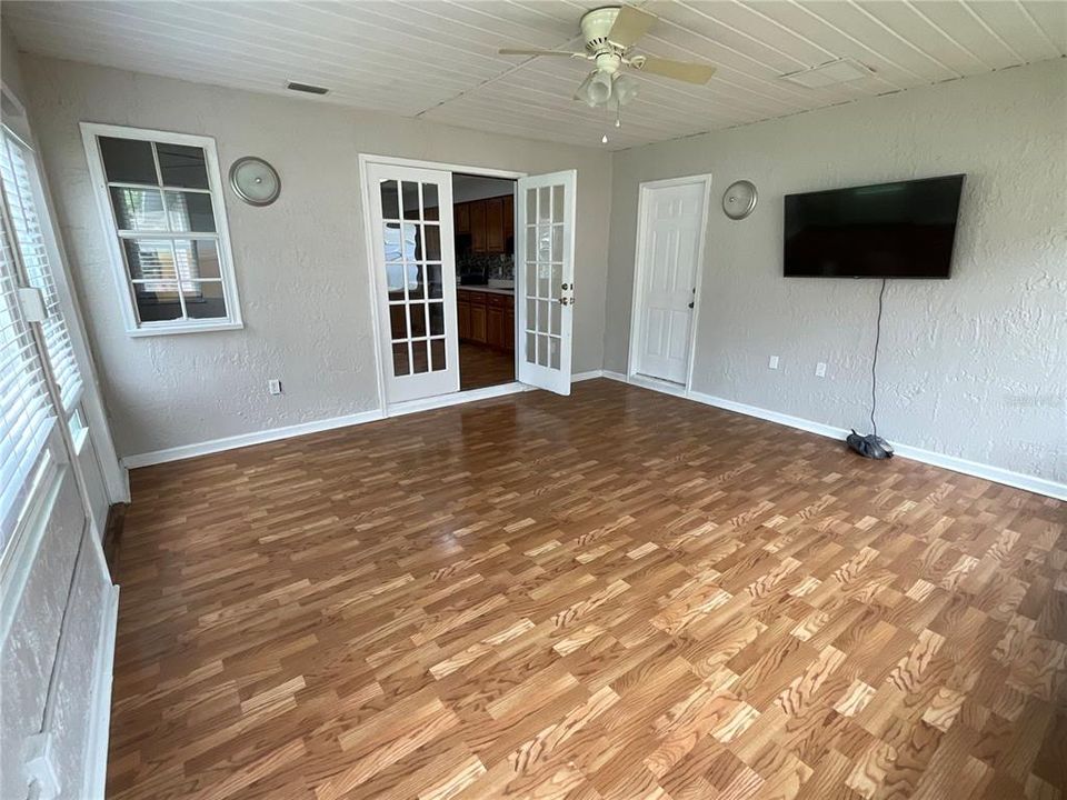 En Venta: $285,000 (3 camas, 2 baños, 1566 Pies cuadrados)