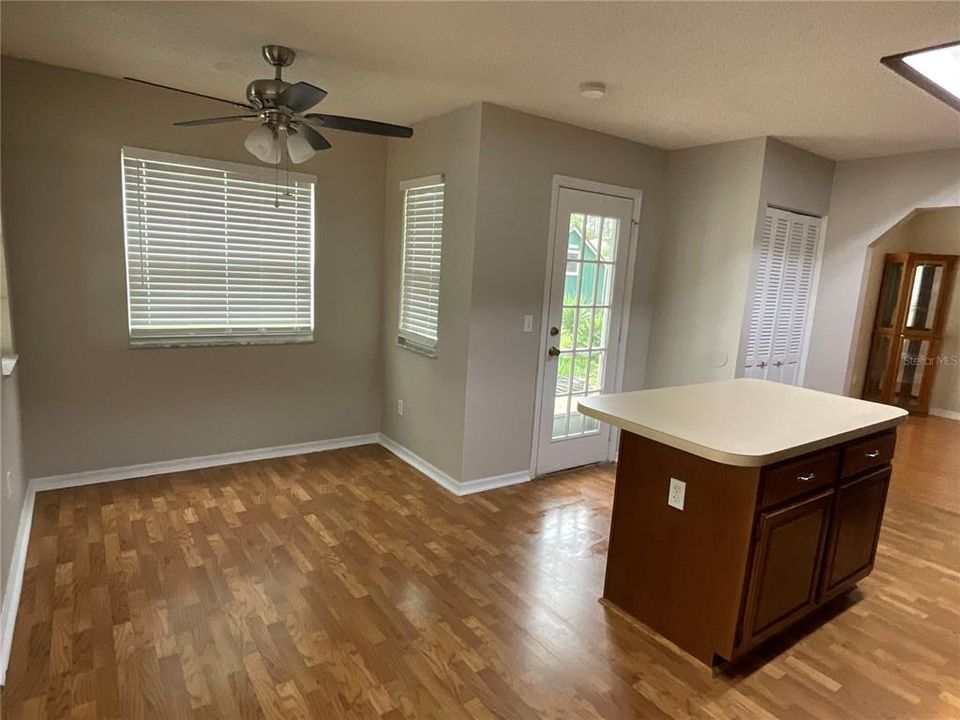 En Venta: $285,000 (3 camas, 2 baños, 1566 Pies cuadrados)