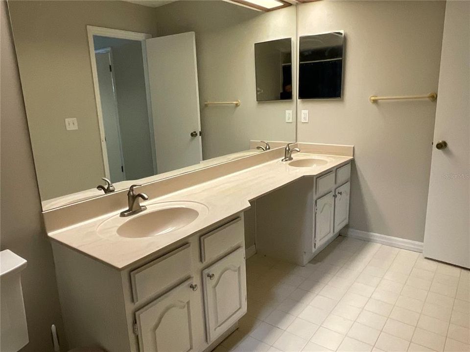 En Venta: $285,000 (3 camas, 2 baños, 1566 Pies cuadrados)