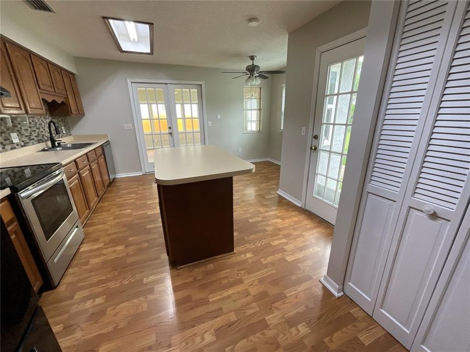 En Venta: $285,000 (3 camas, 2 baños, 1566 Pies cuadrados)