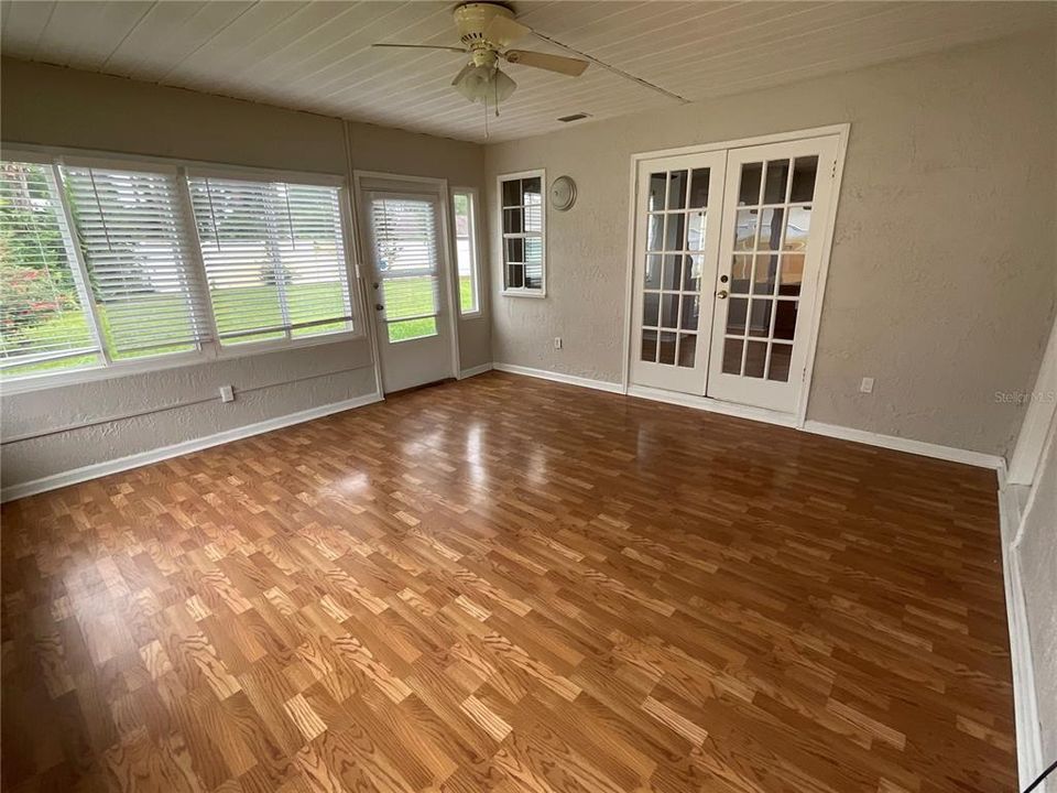 En Venta: $285,000 (3 camas, 2 baños, 1566 Pies cuadrados)