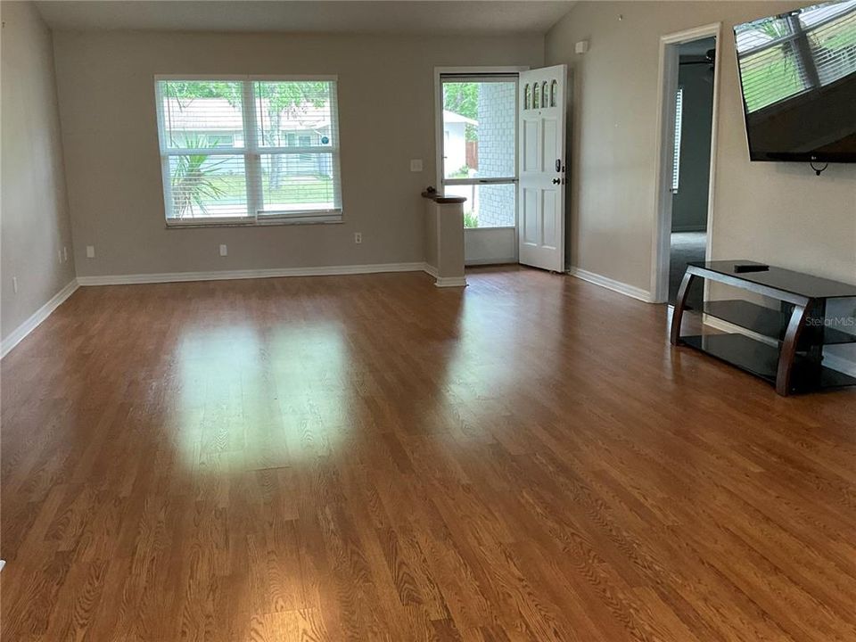 En Venta: $285,000 (3 camas, 2 baños, 1566 Pies cuadrados)