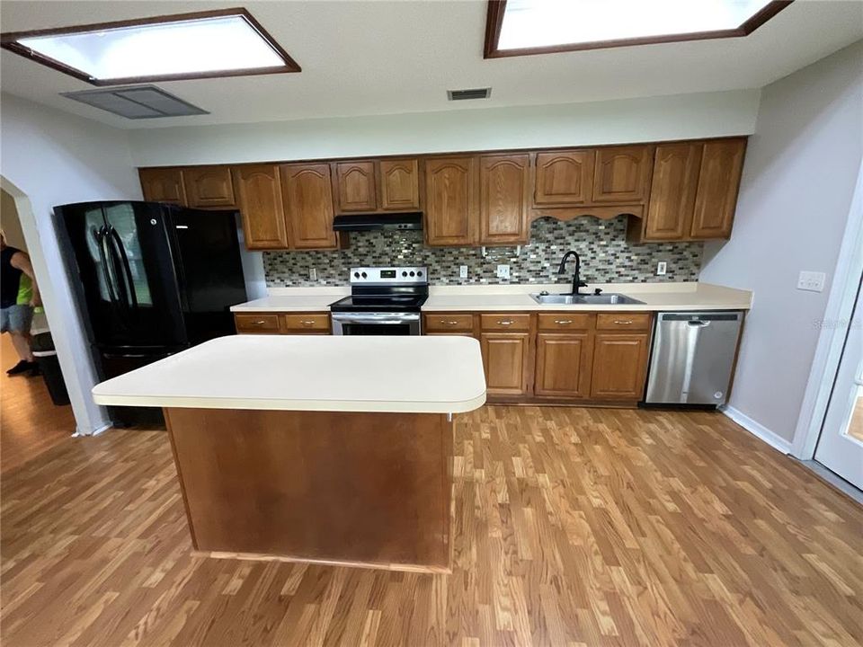 En Venta: $285,000 (3 camas, 2 baños, 1566 Pies cuadrados)