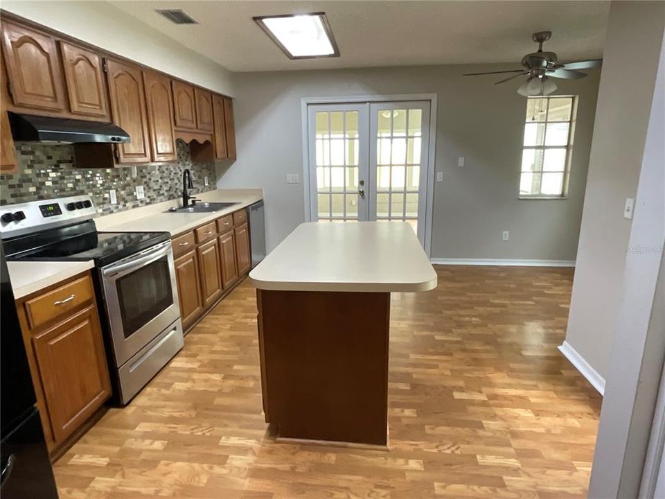 En Venta: $285,000 (3 camas, 2 baños, 1566 Pies cuadrados)