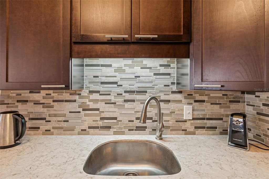 For Sale: $149,000 (1 beds, 1 baths, 780 Square Feet)