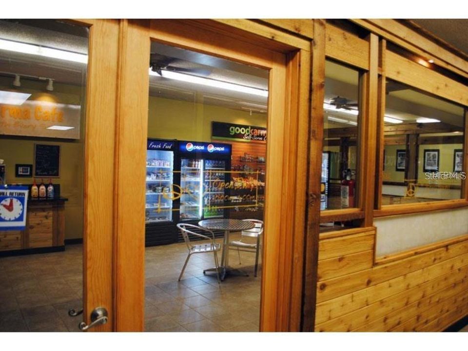 For Sale: $149,000 (1 beds, 1 baths, 780 Square Feet)