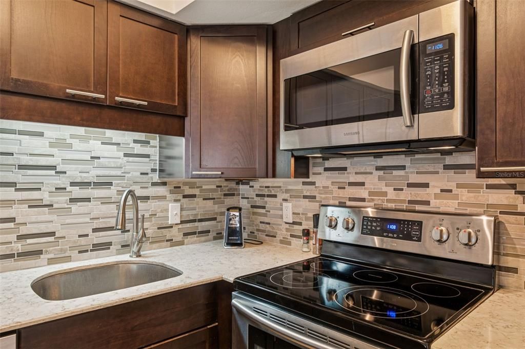 For Sale: $149,000 (1 beds, 1 baths, 780 Square Feet)