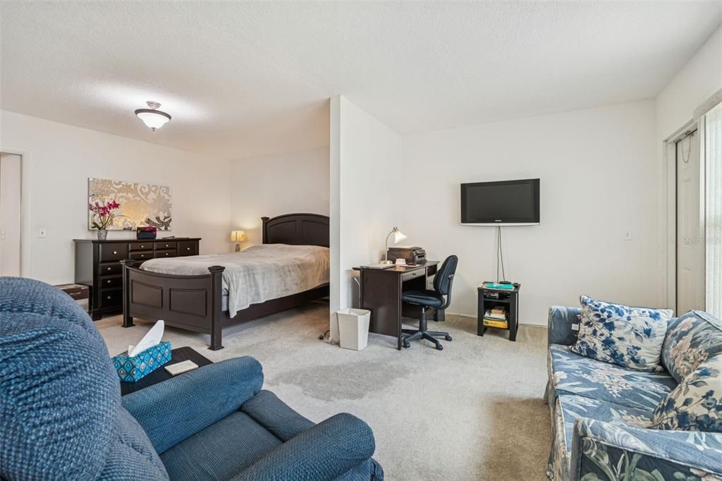 For Sale: $149,000 (1 beds, 1 baths, 780 Square Feet)