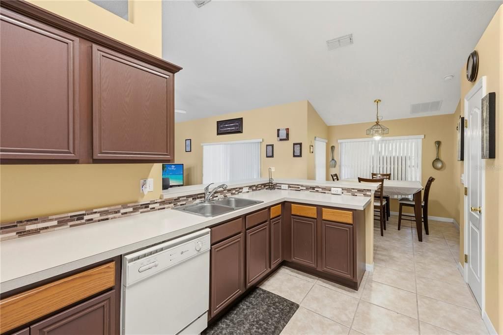 На продажу: $365,899 (3 спален, 2 ванн, 1822 Квадратных фут)