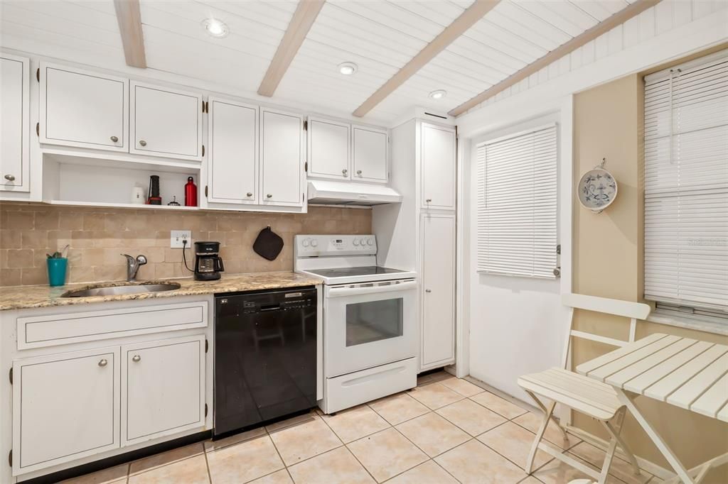 待售: $185,000 (1 贝兹, 1 浴室, 900 平方英尺)